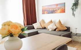 Zentrum, 2R, eigene Terrasse, WiFi, 4P, modern, ruhig